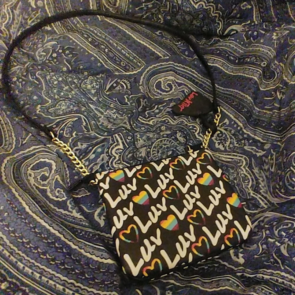 Hello im selling a purse